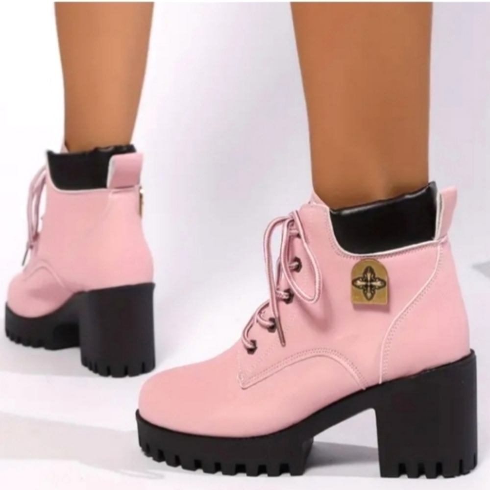 Ladies Chic lace up boot with chucky heel sz 8